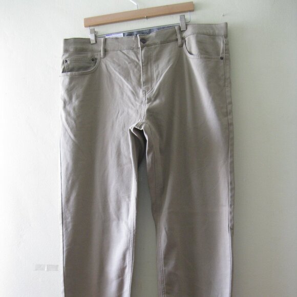 IZOD Jeans Men Ultraflex waistband Stretch Regular Fit Supersoft knit Denim Tan - Picture 2 of 15